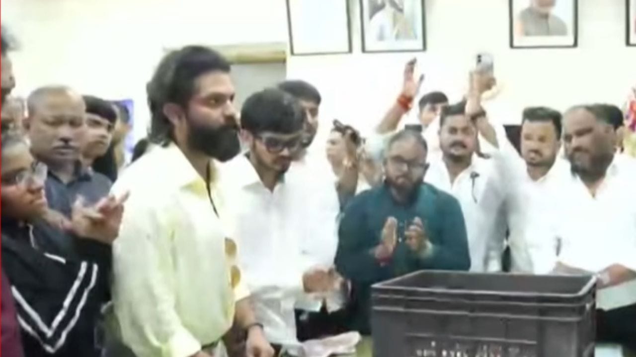 तंत्रशिक्षण महाविद्यालयातील कॉलेजमध्ये जेवणाचा दर्जा चांगला नाही, खेळाडूंना प्रशिक्षण मिळत नाही, अशा तक्रारी होत्या. या पार्श्वभूमीवर अमित ठाकरे यांनी या कॉलेजला आज भेट दिली.