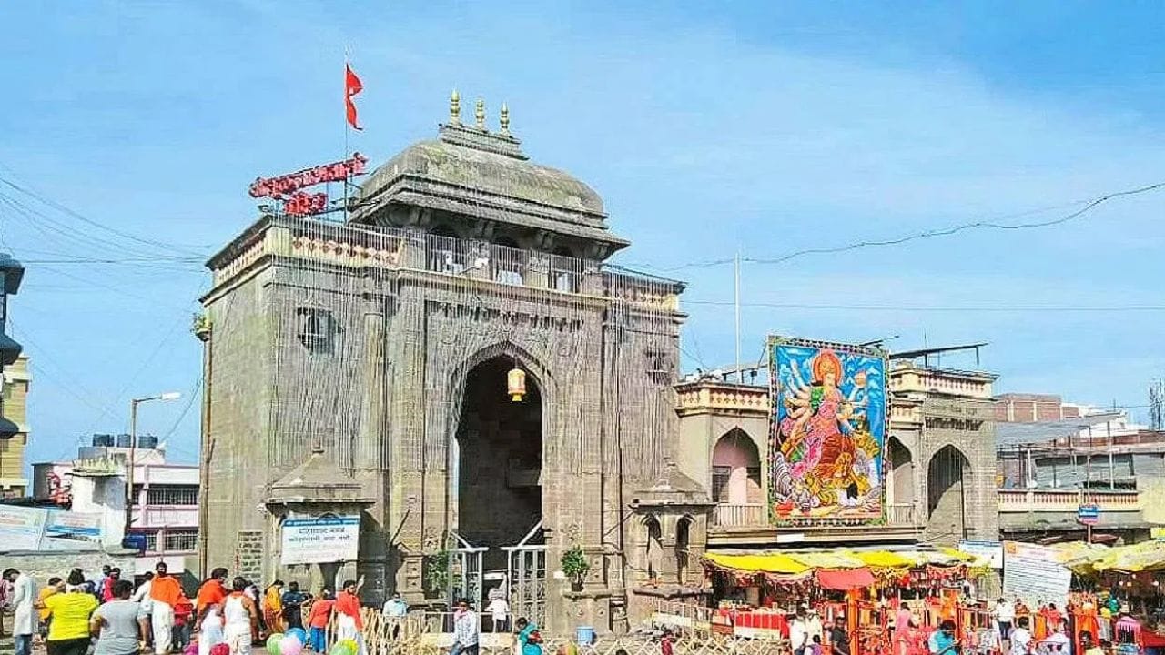 या व्हिडीओमध्ये करण्यात आलेल्या या दाव्यामुळे मोठी खळबळ उडाली आहे. भविकांच्या श्रद्धेशी खेळ सुरू आहे का? असा सवाल उपस्थित करण्यात येत आहे.  