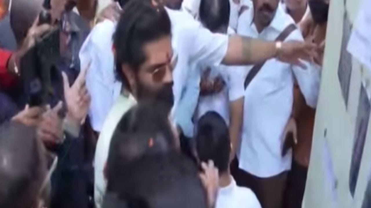 यावेळी अमित ठाकरे हे चांगलेच आक्रमक झाल्याचे पहायला मिळाले, विद्यार्थ्यांना मिळणाऱ्या सुविधेच्या दर्जावरून त्यांनी कॉलेजचे अधीक्षक तसेच मुख्याध्यापकांना जाब विचारला.