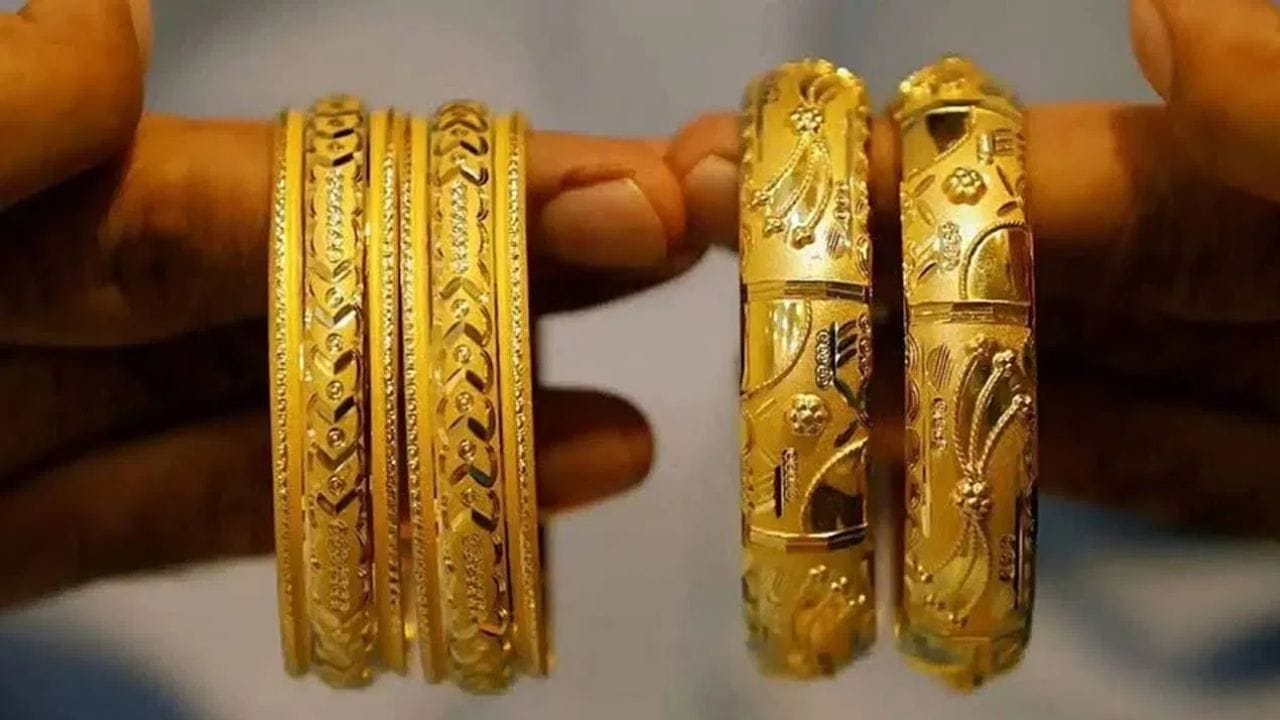 तर ज्याला आपण शुद्ध सोनं म्हणतो म्हणजेच 24 कॅरट सोन्याची किंमत पाकिस्तानमध्ये प्रती तोळा 4,49,500 पाकिस्तानी रुपये एवढी आहे.