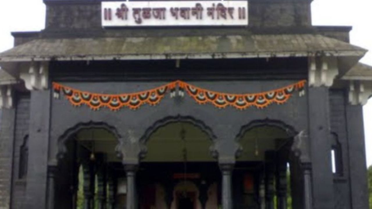 विक्रीसाठी जे तेल ठेवण्यात आलं आहे, ते भाविकांनी मंदिरातील दिव्यात टाकलं होतं. परंतु तेच तेल काढून पुन्हा बाटलीमध्ये भरलं गेलं आणि ते पुन्हा विक्रीसाठी ठेवण्यात आलं, असा दावा या व्हिडीओमध्ये करण्यात आला आहे. 