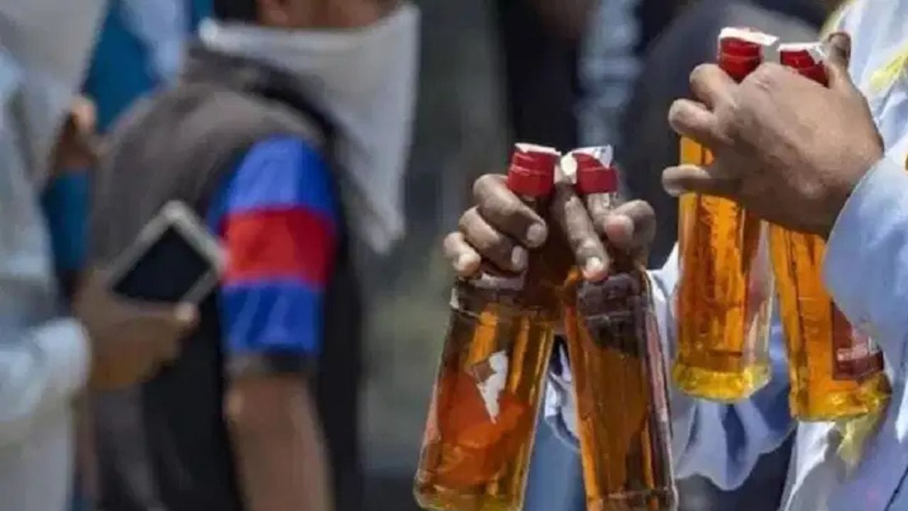 राज्याच्या उत्पादन शुल्क विभागाकडून मद्य निर्मिती संबंधित परवाना जारी केला जातो. या परवान्यासाठी मोठ्या प्रमाणात फिस आकारली जाते, किती फिस आकारायची याचे प्रत्येक राज्याचे नियम वेगवेगळे आहेत. 