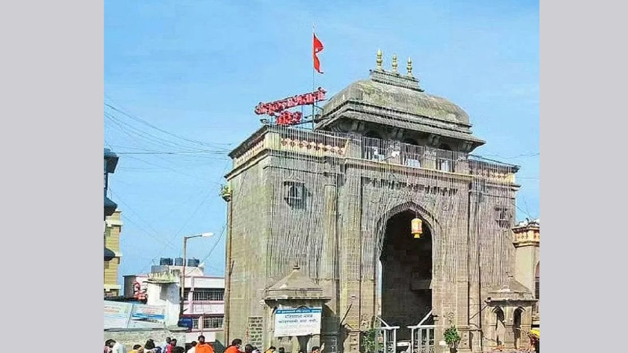 दरम्यान याबाबत संबंधित विक्रेत्याकडे विचारणा केली असता, चौकशी करायची असेल तर मंदिराच्या ऑफीसमध्ये जा किंवा जिल्हाधिकाऱ्यांकडे जा असं उत्तर विक्रेत्याकडून देण्यात आलं आहे. 
