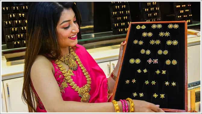 Gold Price Today : सोन्याची चमक फिकी,चांदीही सुळक्कन खाली.. कितीने घसरले भाव ? जाणून घ्या आजचे दर