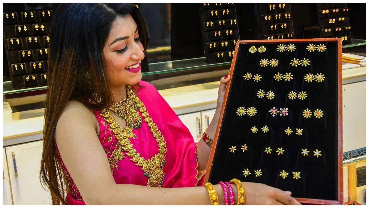 Gold Price Today : सोन्याची चमक फिकी,चांदीही सुळक्कन खाली.. कितीने घसरले भाव ? जाणून घ्या आजचे दर Gold Price Today : सोन्याची चमक फिकी,चांदीही सुळक्कन खाली.. कितीने घसरले भाव ? जाणून घ्या आजचे दर