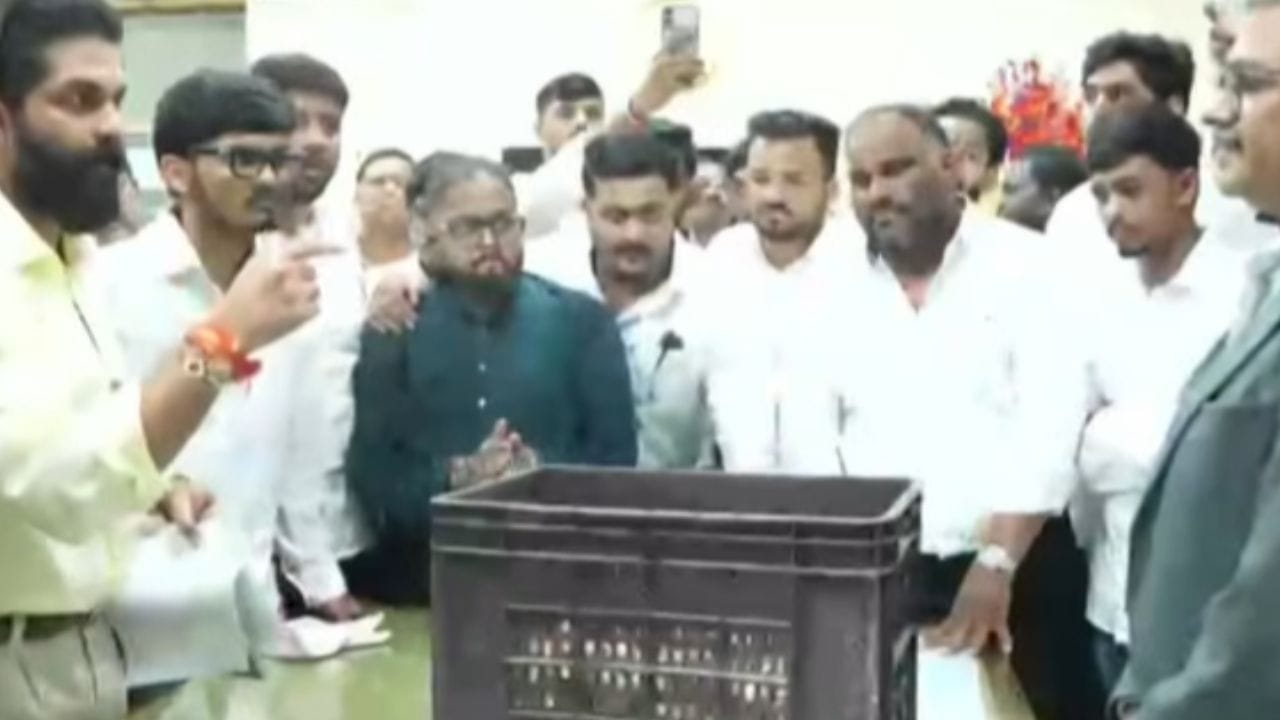 दरम्यान छत्रपती शिवाजी महाराजांच्या शेजारी पंतप्रधान नरेंद्र मोदी यांचा फोटो होता, हा फोटो पाहून देखील अमित ठाकरे हे चांगलेच आक्रमक झाले. त्यांनी तो फोटो हटवायला लावला.
