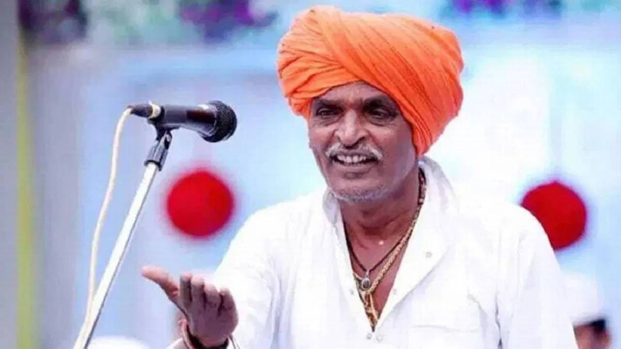 इंदुरीकर महाराज हे महाराष्ट्रातील अबालवृद्धांमध्ये लोकप्रिय असलेले कीर्तनकार आणि समाजप्रबोधक आहेत. त्यांच्या विनोदी, पण तितक्याच प्रभावी शैलीतील कीर्तनातून समाजातील विविध प्रश्नांवर भाष्य केलं जातं. हसवता हसवता गंभीर संदेश देण्याची त्यांची हातोटी विशेष आहे. व्यसनाधीनता, अंधश्रद्धा, कौटुंबिक कलह, तरुणांमधील वाढती गुन्हेगारी प्रवृत्ती अशा अनेक विषयांवर ते आपल्या खास बोलीभाषेतून आणि शैलीतून समाजाचे प्रबोधन करत आले आहेत. ( All Photos : Social Media)