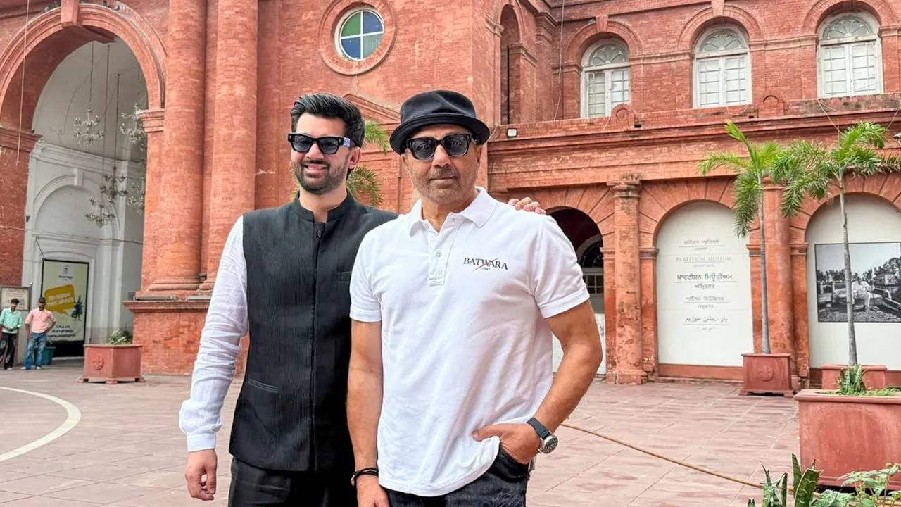 देओल कुटुंबाचं मुंबबईतील जुहू परिसरातही घर आहे. हे घर ‘धर्मेंद्र हाऊस’ म्हणून ओळखलं जातं. अनेक दशकांपासून हे घर देओल कुटुंबाचे निवासस्थान आहे. या घराची किंमत अंदाजे 60 कोटी रुपये असल्याचं म्हटलं जातं.