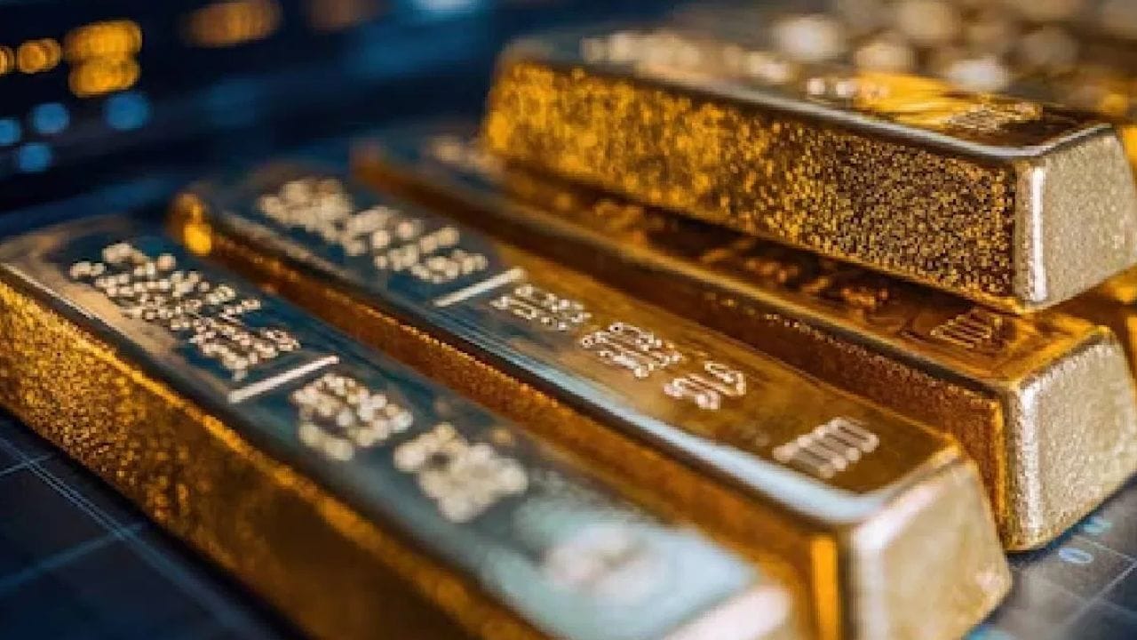 सध्या पाकिस्तानमध्ये सोन्याची खरेदी सर्वसामान्य लोकांच्या आवाक्याबाहेर पोहोचली आहे. कारण महागाईमुळे येथील जनतेचं आधीच कंबरड मोडलं आहे.
