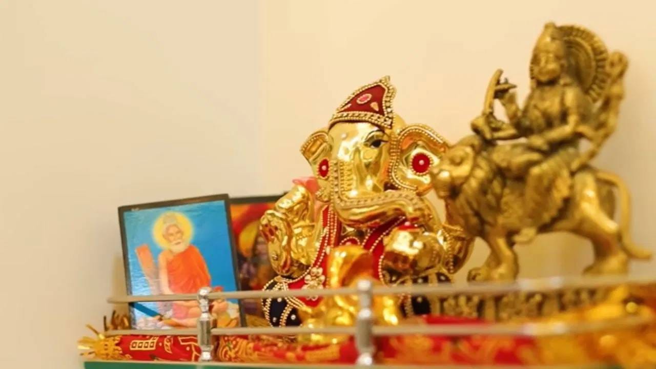 ‘तारक मेहता का उल्टा चश्मा’मधील बबिता म्हणजेच अभिनेत्री मुनमुन दत्ता यांचे असंख चाहते आहेत. या शोधमून घराघरात पोहोचलेल्या मुनमुन दत्ता यांचं घरंही खूप सुंदर आहे. त्यांच्या घराची झलक पाहिली, तर त्यांनी आपल्या घराची सजावट अगदी साधी, पण तितकीच रॉयल ठेवली आहे. आई आणि दोन लाडक्या पाळीव मांजरींसोबत राहणाऱ्या मुनमुन दत्ता यांच्या घरात प्रवेश करताच सर्वात आधी लक्ष वेधून घेतो तो सुंदर आध्यात्मिक कोपरा. येथे गणपती आणि देवीच्या मूर्ती अतिशय सुंदर पद्धतीने ठेवण्यात आल्या आहेत. या कोपऱ्यात घराची सकारात्मकता आणि शांतता जाण आलिशान आणि क्लासी अंदाज पाहून तुम्हीही थक्क व्हाल! या कोपऱ्यात सकारात्मकता आणि शांतता जाणवते. (Image Source | YouTube Munmun Dutta )