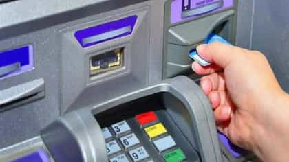 SBI चा कोट्यवधी ग्राहकांना झटका! ATM आणि कॅश विड्रॉव्हल शुल्कात वाढ.
