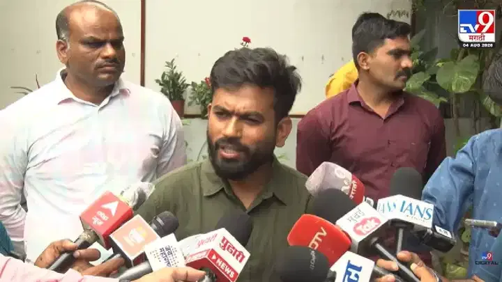 कॉकरोच जनता पार्टीचा संस्थापक अभिजीत दीपके हे दिल्लीतील जंतर मंतर येथे झालेल्या विद्यार्थी आंदोलनानंतर चांगलेच चर्चेत आहे. आता त्यांनी ग्रामिण भागातील शाळांवर काम करण्यास सुरुवात केली आहे. दरम्यान, टीव्ही 9 मराठीशी साधलेल्या संवादामध्ये त्यांनी थेट मुख्यमंत्री देवेंद्र फडणवीस यांना सुनावले आहे.