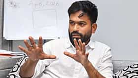 मंत्र्यांच्या मुलांना हेच खायला देता का? अभिजीत दिपके यांचा संताप, शाळेत मुदत संपलेले मसाले..