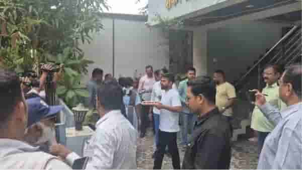 अभिजीत दिपके यांनी वाटला चहा, ट्रोलर्स पडले तुटून, थेट म्हटले, हा तर..
