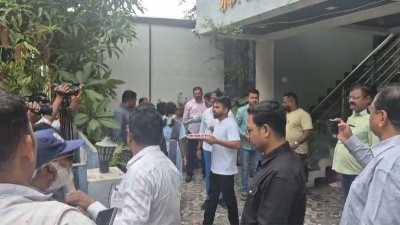 अभिजीत दिपके यांनी वाटला चहा, ट्रोलर्स पडले तुटून, थेट म्हटले, हा तर.. अभिजीत दिपके यांनी वाटला चहा, ट्रोलर्स पडले तुटून, थेट म्हटले, हा तर..