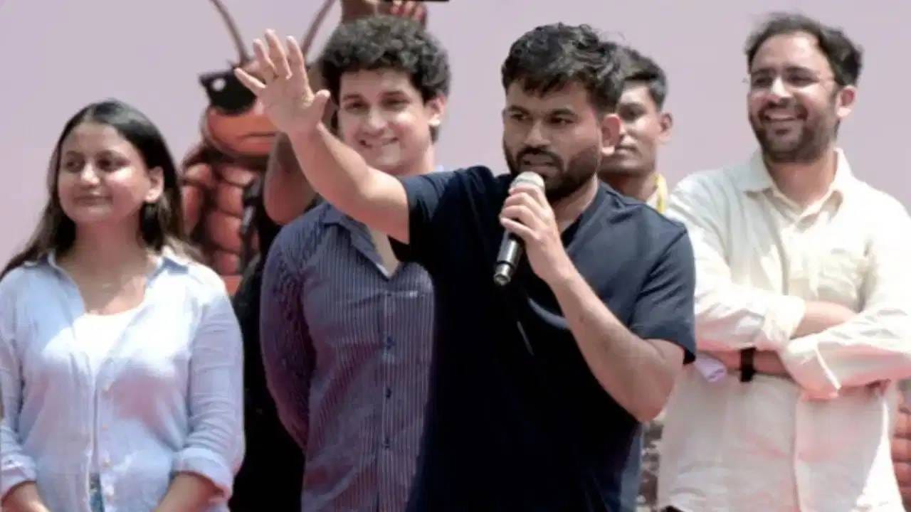 उपोषणकर्त्यांचा आरोप आहे की, आम्हाला मीटिंगमध्ये घेतले नाही. मात्र आमचीच आयडिया घेऊन क्या बोलती पब्लिक हे स्लोगन दिलं, आम्ही दिलेली आयडिया घेऊन त्याचे नाव बदलले, आयडिया घेण्याला अडचण नाही पण सर्वांना सोबत घेऊन जायला हवं. यांची स्वतःची मनमानी सुरू आहे सरकार प्रमाणेच लोकांना घाबरवणे, भीती दाखवणे आपले विचार लोकांवर लादणे हेच याचे विचार आहे.लोकांना माहित आहे हा आतापासूनच काय करायला लागला आहे.