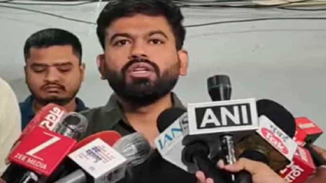 Abhijeet Dipke : कॉकरोच जनता पार्टी राजकीय पक्ष बनून निवडणुका लढणार का? अभिजीत दीपकेने जे काय ठरलय ते सांगून टाकलं