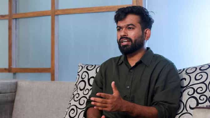 Abhijeet Dipke : अभिजीत यांनी खुर्ची नाकारली आणि..शाळा ठीक करो अभियान सुरु करताना अभिजीत दीपके यांची मन जिंकणारी कृती