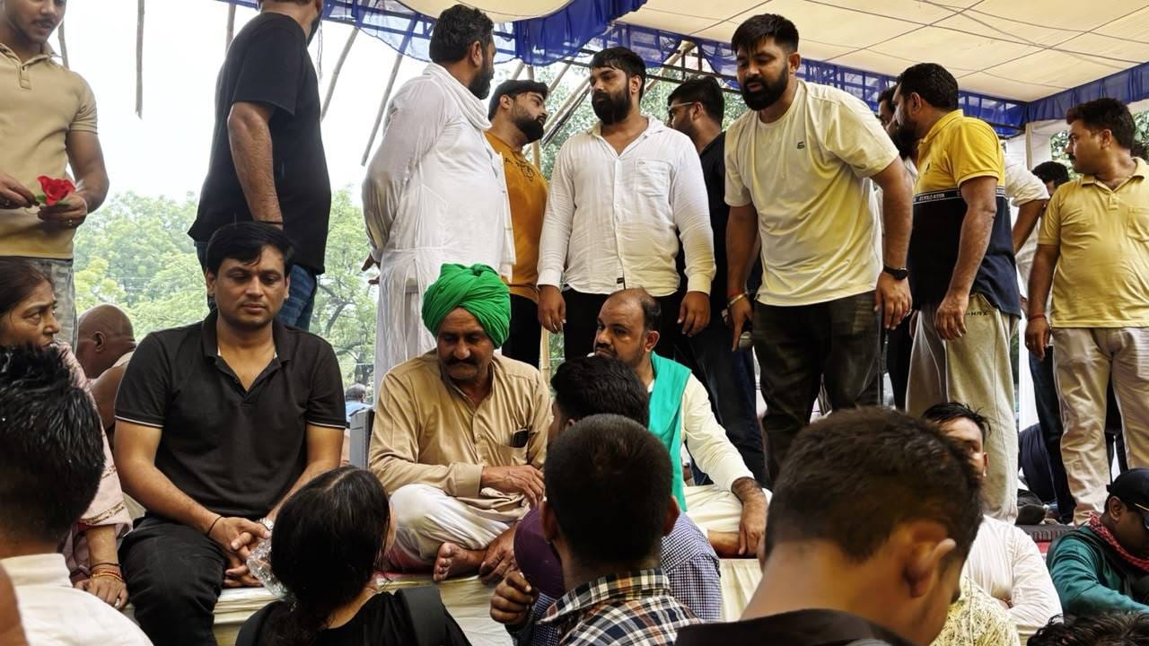 पुढे त्यांनी अभिजीतवर गंभीर आरोप केले आहे. ते म्हणाले, मी जे ग्रुप बनवले होते त्याच व्हाट्सअप ग्रुप मधून मला बाहेर काढले. बाकी लोकांसोबत आमचा संपर्क होऊ नये म्हणून हे सर्व केले जात आहे. जे व्हॅलेंटियर्स आमच्यासोबत बोलत आहेत त्यांचादेखील ब्रेन वाश करण्याचं काम हे करत आहेत.