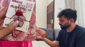 रक्षाबंधनानिमित्त अभिजीत दिपकेंच्या हातात झुरळाची राखी, त्यावर लिहिलं होतं; राजीनामा...