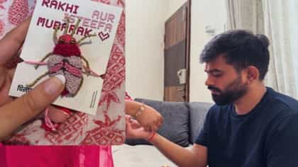 रक्षाबंधनानिमित्त अभिजीत दिपकेंच्या हातात झुरळाची राखी....