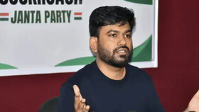 तुटलेल्या खिडक्यांवर उपमुख्यमंत्र्यांचे बॅनर अन्... अभिजीत दीपके आता..-1734432