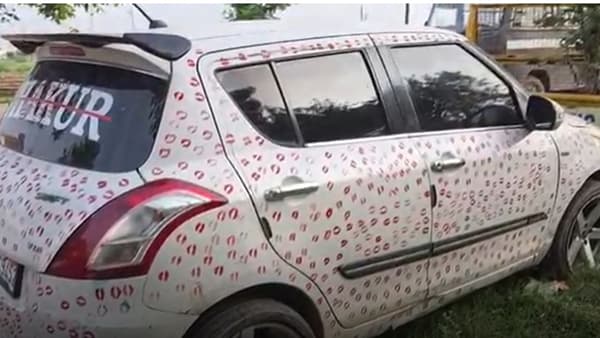 बॉयफ्रेंडने गर्लफ्रेंडला कारवर करायला लावल्या तब्बल 3400 Kiss, थेट..