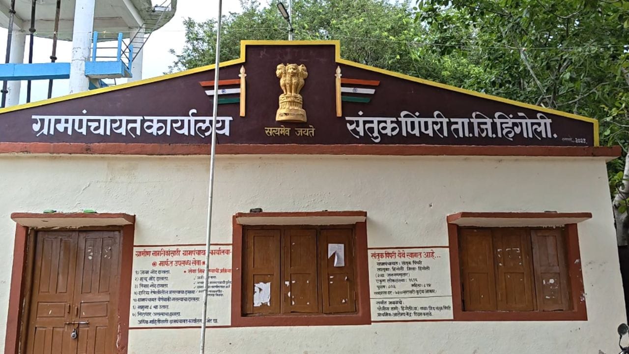 अभिजीत दिपके हे आई-वडिलांसह छत्रपती संभाजीनगरमध्ये वास्तव्यास आहेत. मात्र त्यांचे मुळ गाव हे हिंगोली जिल्ह्यात आहे. सध्या या गावात त्यांचे इतर नातेवाईक राहतात. 