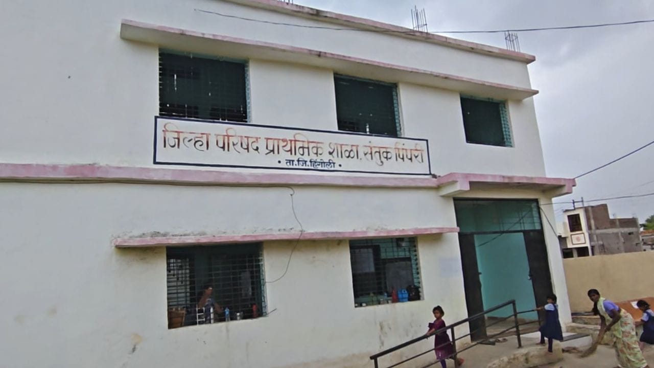 अभिजीत दिपके यांच्या गावात इतर गावांप्रमाणे मंदिर आणि शाळा आहे, या गावाची लोकसंख्या मर्यादित असल्यामुळे वर्दळ कमी आहे. 