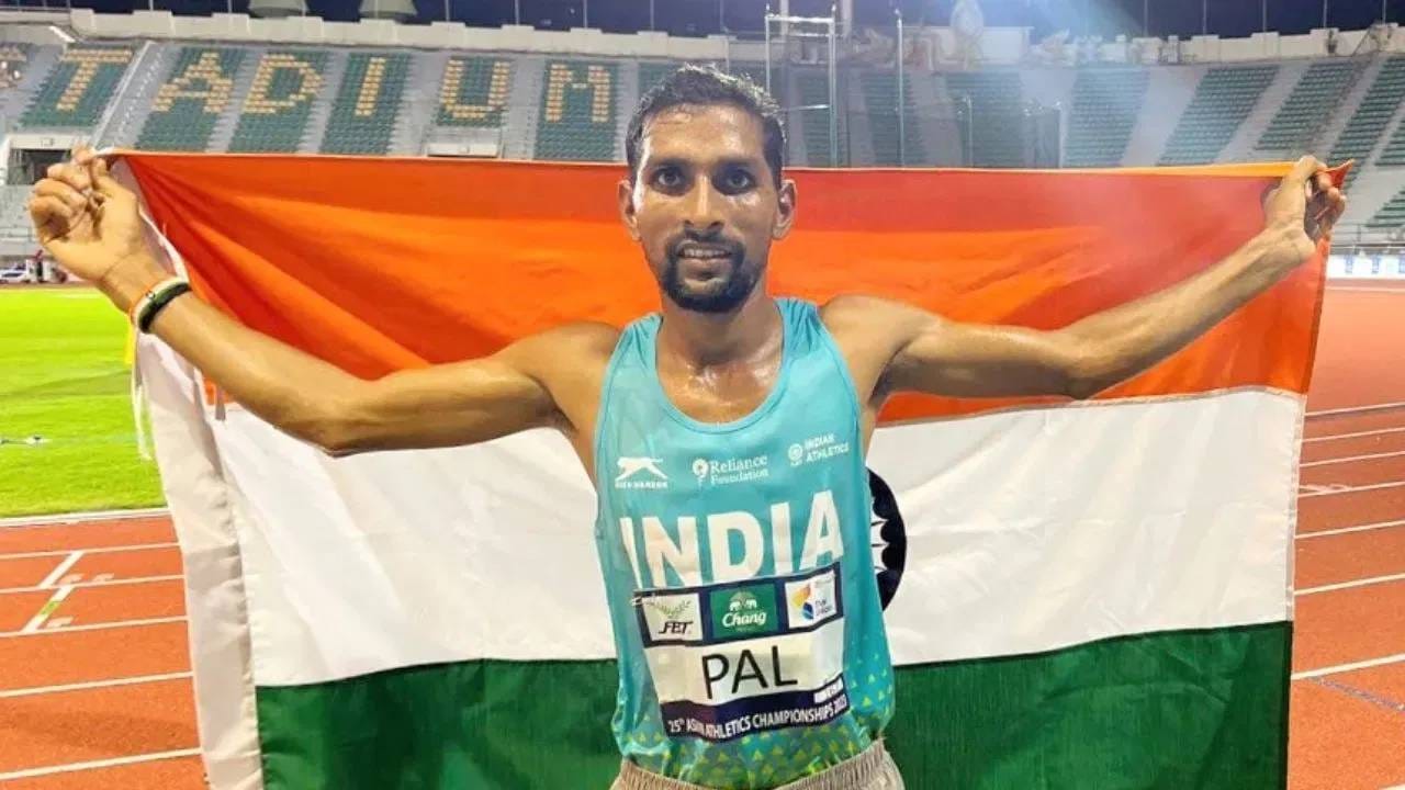 अभिषेक पालने जूनमध्ये झालेल्या राष्ट्रीय आंतरराज्यीय चॅम्पियनशिपमध्ये 10 हजार मीटरमध्ये सुवर्ण, 5 हजार मीटरमध्ये रौप्य पदक पटकावलं होतं. तसेच 2023 मध्ये एथलेटिक्स चॅम्पियनशिप स्पर्धेत 10 मीटरमध्ये कांस्य पदक पटकावलं होतं. (PHOTO CREDIT- INSTAGRAM)