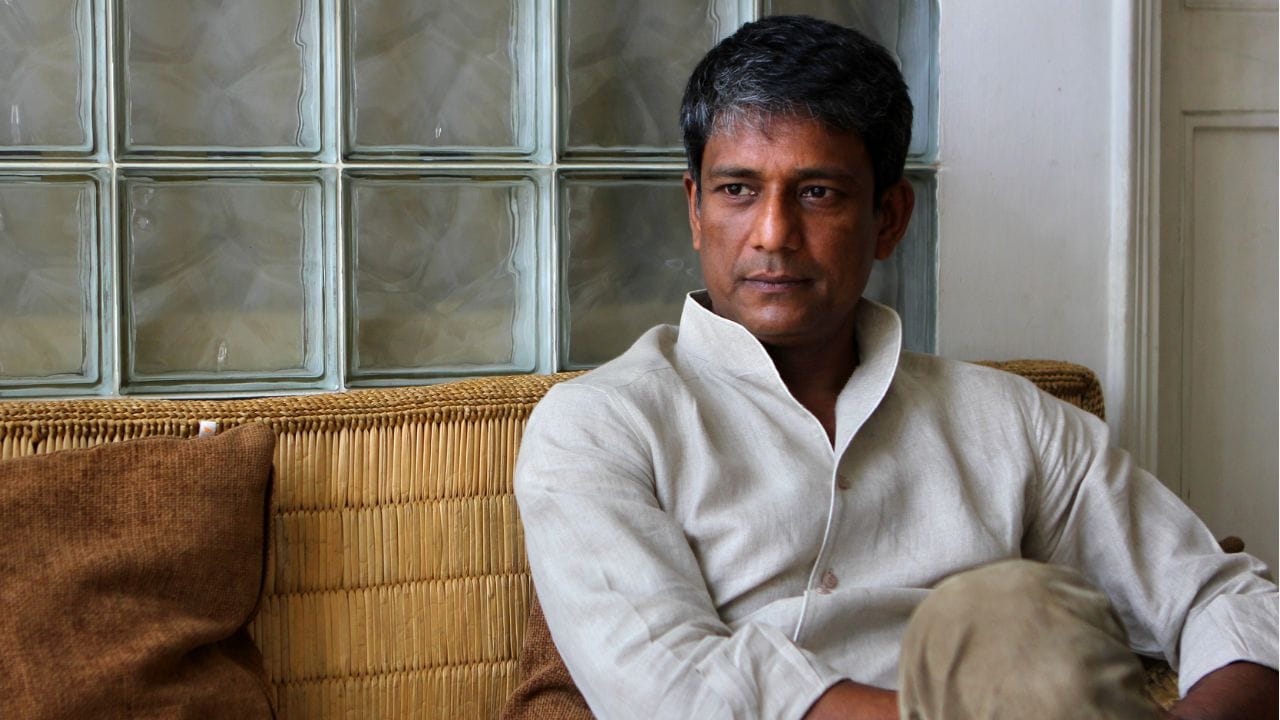 चित्रपटांमध्ये गंभीर भूमिका साकारणारे अभिनेते आदिल हुसैन यांनी नुकताच मोठे विधान केले. पारस छाब्रा याच्या शोमध्ये ते पोहोचले होते. यादरम्यान त्यांनी अनेक विषयांवर भाष्य केले. गीता धार्मिक ग्रंथ नसून स्वत: आणि कर्मांना समजून घेणारे आवाहन आहे.