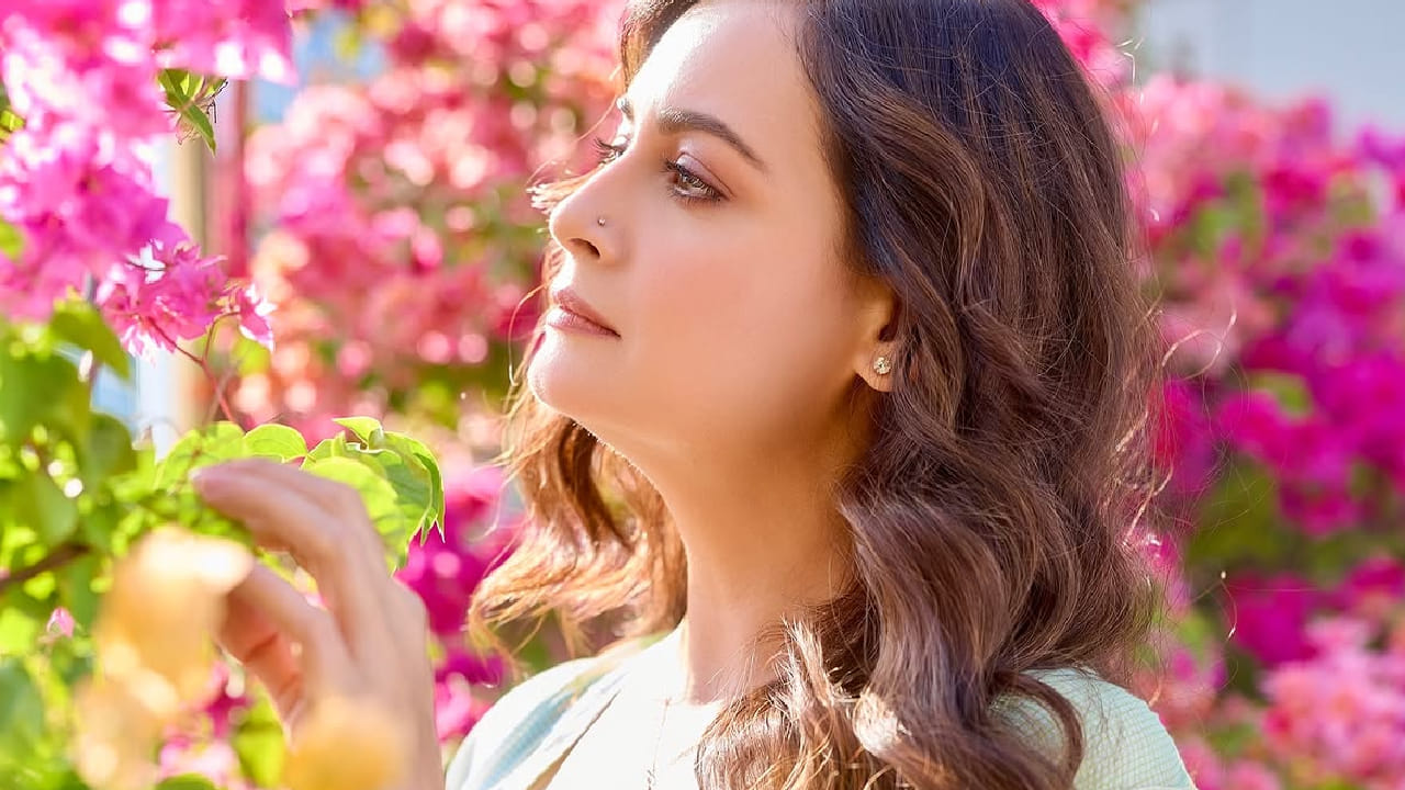 बॉलिवूड अभिनेत्री दिया मिर्झा आपल्या नैसर्गिक सौंदर्यासाठी ओळखली जाते. ‘रहना है तेरे दिल में’ या चित्रपटातून तिने सिनेसृष्टीत पदार्पण केलं. त्यानंतर तिने विविध भूमिका साकारल्या. मात्र, अभिनयासोबतच तिच्या साधेपणाची आणि नैसर्गिक सौंदर्याचीही नेहमीच चर्चा होते. 