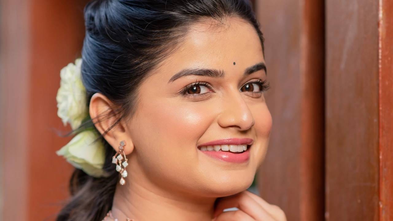 या फोटोंमध्ये हेमल इंगळेने ऑर्गेंझा साडी परिधान केली असून तिचा या साडीमधील लूक चाहत्यांना प्रचंड आकर्षित करत आहे. तिच्या या लुकने सर्वांचं लक्ष वेधून घेतलं आहे.