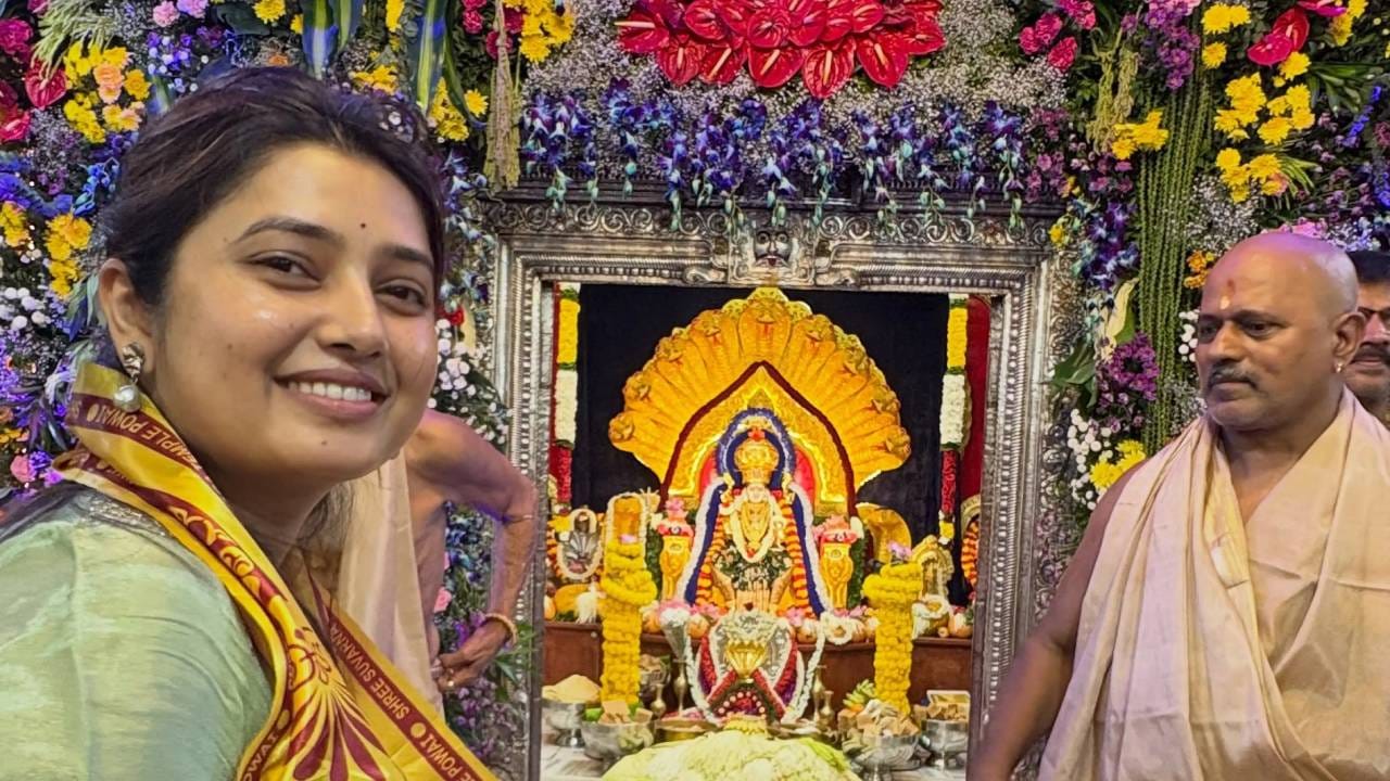 हे फोटो शेअर करताना प्राजक्ताने, 'आज खूप वर्षांनी ‘नागपंचमी श्रावणातल्या सोमवारी’ आलीये. #महासंगम #योग” असे कॅप्शन दिले आहे. तिच्या या पोस्टची सोशल मीडियावर चांगलीच चर्चा होत आहे.