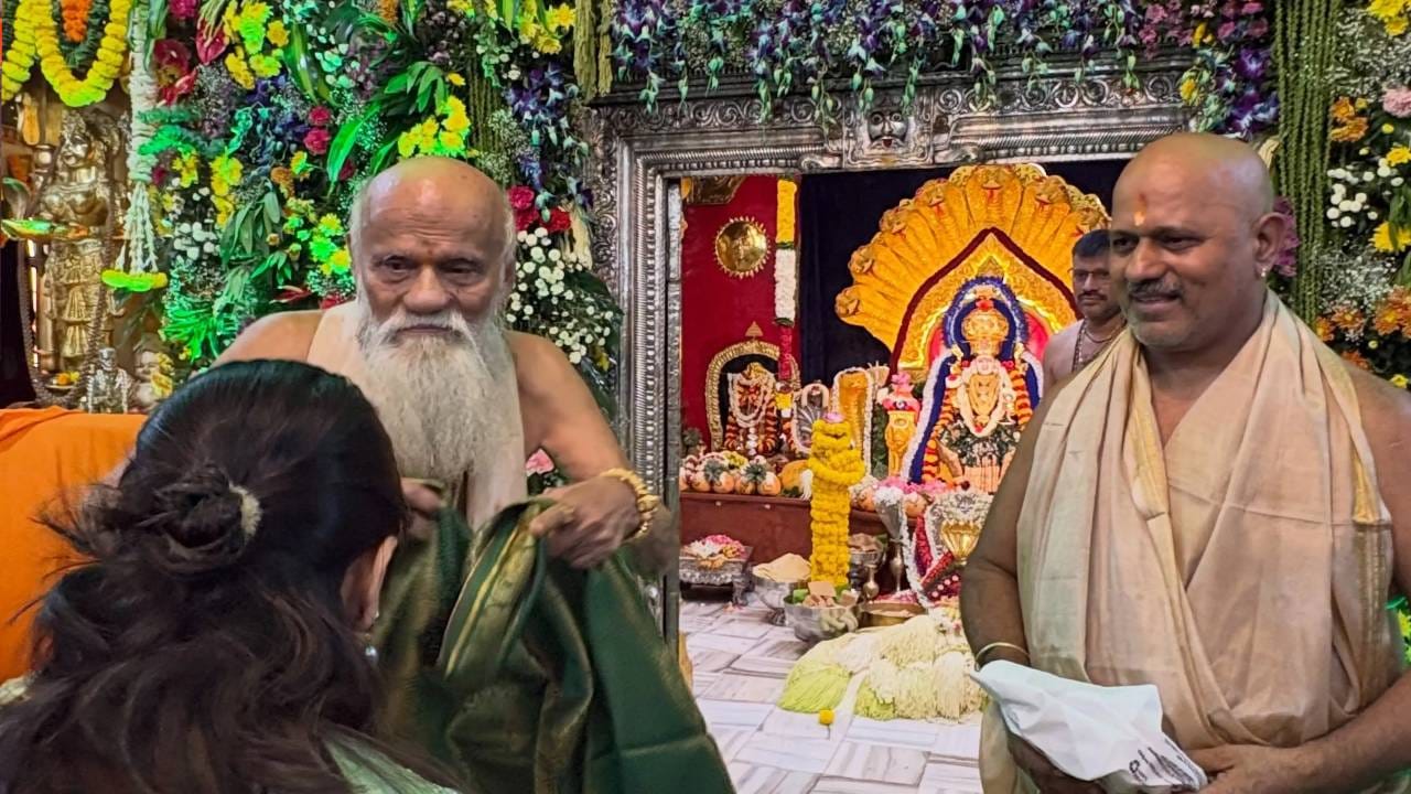 दरम्यान, मराठी अभिनेत्री प्राजक्ता माळीनेही नागपंचमी आणि श्रावणी सोमवारनिमित्त पवईतील ‘नागदेवी श्री नागम्मा सुवर्ण मंदिरा’त जाऊन नागदेवतेचे दर्शन घेतले. यावेळी तिने मंदिरातील दर्शनाचे काही फोटो सोशल मीडियावर शेअर केले आहेत.