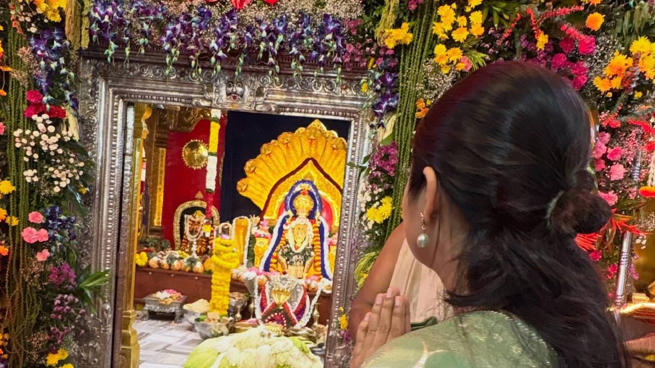 श्रावण महिना भगवान महादेवाला प्रिय आणि धार्मिकदृष्ट्या अत्यंत पवित्र मानला जातो. यंदाच्या श्रावण महिन्याची सुरुवातच एका विशेष योगाने झाली आहे. नागपंचमी आणि श्रावणातील पहिला सोमवार एकाच दिवशी आल्याने भाविकांमध्ये या दिवसाबद्दल विशेष उत्साह पाहायला मिळत आहे.