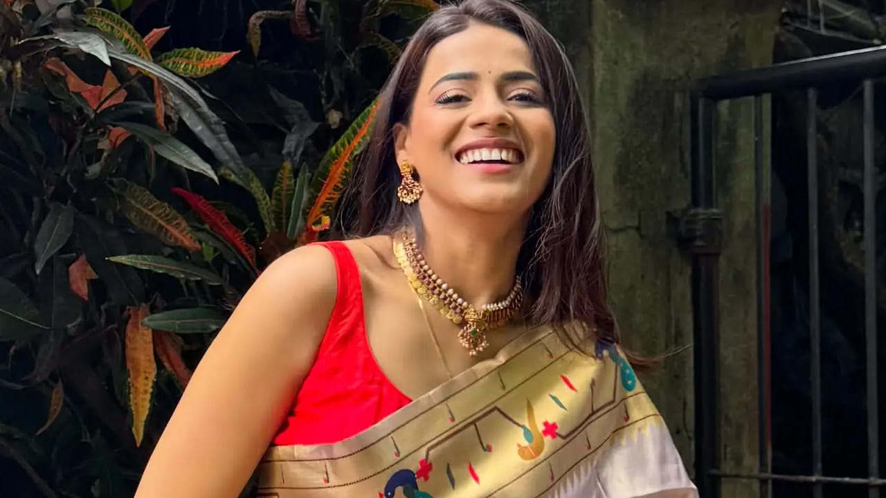 यंदाच्या रक्षाबंधनासाठी मराठी अभिनेत्री प्रतिक्षा मुणगेकरने देखील खास पारंपरिक लूक केला होता. या खास दिवसासाठी प्रतिक्षाने पेस्टल जांभळ्या रंगाची सुंदर पैठणी साडी नेसली होती. 