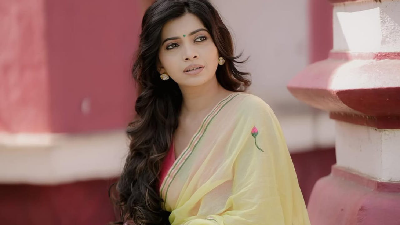 तिच्या या साध्या लूकने चाहत्यांचे विशेष लक्ष वेधून घेतले आहे. रुचिराच्या या फोटोंवर चाहत्यांनी लाईक्स आणि कमेंट्सचा अक्षरशः वर्षाव केला आहे. विशेष म्हणजे तिच्या पिवळ्या साडीतील या लूकला मुलींकडूनही मोठी पसंती मिळत आहे.
