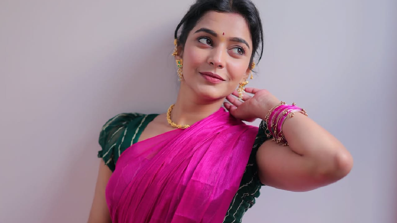 तसेच तिने या लूकला नाजूक मोत्यांच्या दागिन्यांची जोड दिली आहे. हलका मेकअप, सुंदर हेअरस्टाईल आणि चेहऱ्यावरचं मोहक हास्य यामुळे शिवानीचा हा साधा पण उठावदार लूक चाहत्यांचं लक्ष वेधून घेत आहे. 