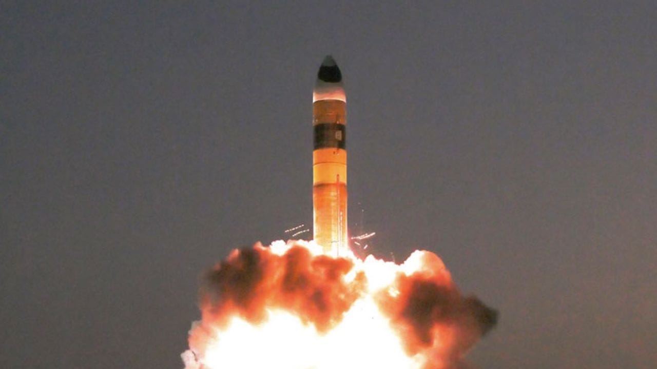 Agni 4 : संपूर्ण पाकिस्तानसह चीनची झोप उडवणारी बातमी! 'अग्नी-4' क्षेपणास्त्राची चाचणी यशस्वी Agni 4 : संपूर्ण पाकिस्तानसह चीनची झोप उडवणारी बातमी! 'अग्नी-4' क्षेपणास्त्राची चाचणी यशस्वी