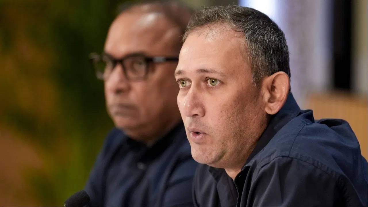 रिपोर्टनुसार,  रोहित शर्माच्या भविष्याबाबत मतभेद चव्हाट्यावर आल्यानंतर निवड समिती आणि बीसीसीआय यांच्यात बैठक होणार आहे. अजित आगरकर यांच्या अध्यक्षतेखालील निवड समितीने मागच्या वर्षी रोहित शर्माला कर्णधारपदावरून दूर सारून शुबमन गिलकडे सूत्र सोपवली होती. (Photo: PTI)