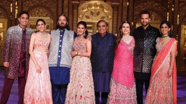 अंबानी कुटुंब हे भारतातील सर्वात श्रीमंत कुटुंबांपैकी एक असूनही त्यांनी आपल्या मुलांना लहानपणापासूनच जमिनीवर राहण्याची शिकवण दिली. आशियातील सर्वात श्रीमंत व्यक्तीची मुले असताना आकाश अंबानी, ईशा अंबानी आणि अनंत अंबानी यांना लहानपणी किती पॉकेटमनी मिळत असेल, असा प्रश्न तुम्हाला पडला असेल. रक्कमेचा आकडा ऐकून तुम्हाला धक्का बसेल. पण कदाचित आपल्यापैकी अनेकांना त्या काळात या पेक्षाही कमी मिळत असेल.