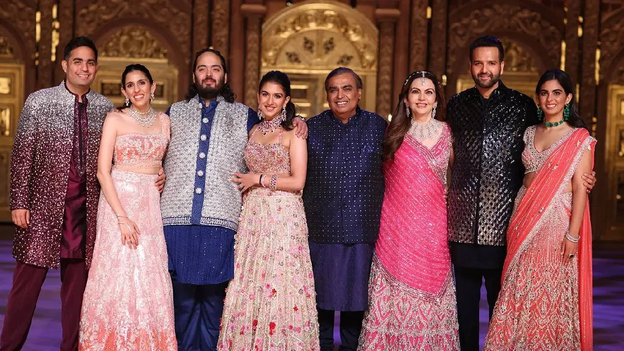अंबानी कुटुंब हे भारतातील सर्वात श्रीमंत कुटुंबांपैकी एक असूनही त्यांनी आपल्या मुलांना लहानपणापासूनच जमिनीवर राहण्याची शिकवण दिली. आशियातील सर्वात श्रीमंत व्यक्तीची मुले असताना आकाश अंबानी, ईशा अंबानी आणि अनंत अंबानी यांना लहानपणी किती पॉकेटमनी मिळत असेल, असा प्रश्न तुम्हाला पडला असेल. रक्कमेचा आकडा ऐकून तुम्हाला धक्का बसेल. पण कदाचित आपल्यापैकी अनेकांना त्या काळात या पेक्षाही कमी मिळत असेल.