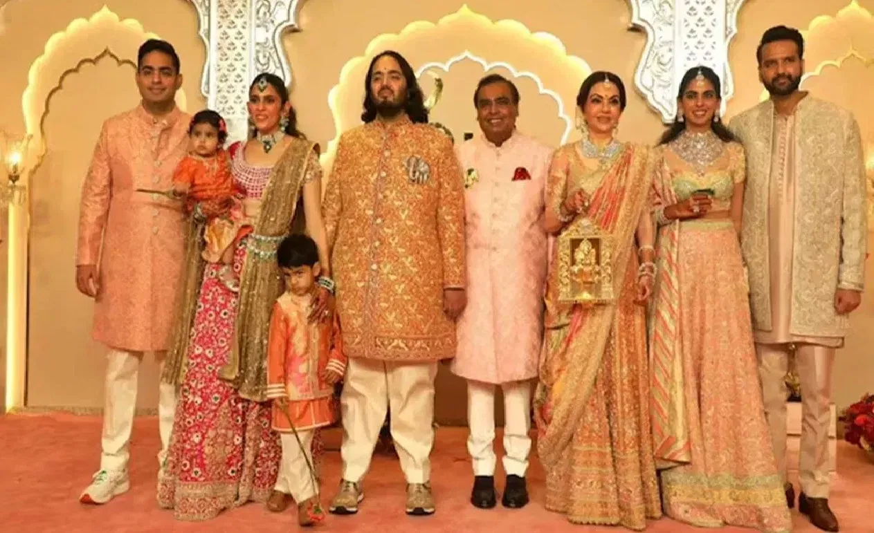 २०११ मध्ये iDiva सोबतच्या एका मुलाखतीत नीता अंबानी यांनी सांगितले होते की, त्यांनी आपल्या मुलांना पैशाचे मूल्य समजावे आणि श्रीमंत घरातून आल्यामुळे त्याचा गैरवापर करू नये, यासाठी कशी काळजी घेतली. व्यवसायिका नीता अंबानी यांनी सांगितले की, त्या ईशा, अनंत आणि आकाश यांना लहानपणी दर आठवड्याला फक्त ५ रुपये पॉकेटमनी देत असत.