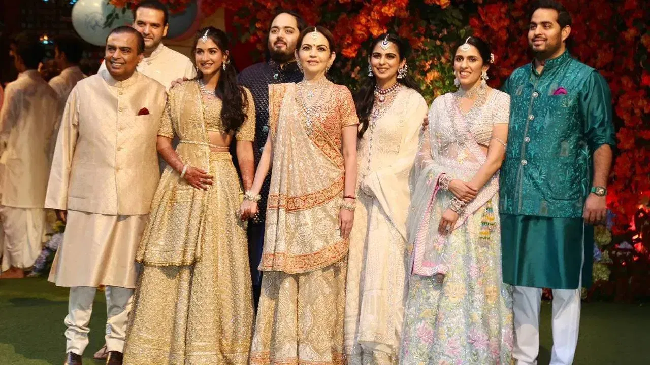 पुढे त्या म्हणाल्या, "जेव्हा मी त्याला विचारले तुला का हवेत, तेव्हा तो म्हणाला की शाळेतील त्याचे मित्र जेव्हा त्याला पाच रुपयांचे नाणे खिश्यातून काढताना पाहतात, तेव्हा हसतात आणि म्हणतात, ‘तू अंबानी आहेस की भिकारी!’ मुकेश आणि मला हसूच आवरेना झाले होते.”