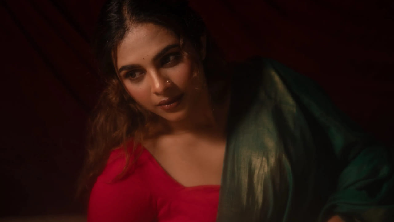 तिच्या या पारंपरिक लूकवर चाहत्यांकडून कौतुकाचा वर्षाव होत आहे. अमृताने यापूर्वी अनेक लोकप्रिय मालिका आणि चित्रपटांमध्ये दमदार अभिनय करत प्रेक्षकांच्या मनात आपली वेगळी ओळख निर्माण केली आहे. 