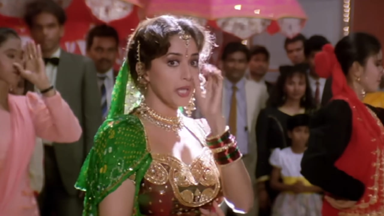 1994 मध्ये प्रदर्शित झालेला 'अंजाम' हा चित्रपट त्या काळातील सर्वाधिक चर्चेत राहिलेल्या चित्रपटांपैकी एक होता. 'डर' आणि 'बाजीगर'नंतर शाहरुख खानने सलग तिसऱ्यांदा नकारात्मक भूमिका साकारली होती. तसेच शाहरुख खान आणि माधुरी दीक्षित ही लोकप्रिय जोडी प्रथमच या चित्रपटातून एकत्र झळकली.