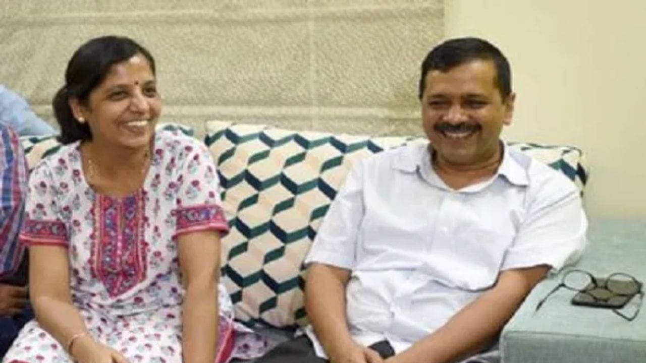 अर्ध्या रात्री तिच्या घराचा दरवाजा उघडला अन्.., अरविंद केजरीवालांनी सांगितली सुनीता यांच्यासोबतची लव्हस्टोरी अर्ध्या रात्री तिच्या घराचा दरवाजा उघडला अन्.., अरविंद केजरीवालांनी सांगितली सुनीता यांच्यासोबतची लव्हस्टोरी