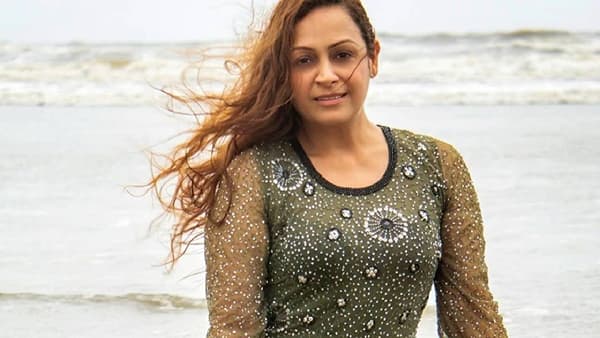 टीव्हीवरील लोकप्रिय अभिनेत्री अशिता धवनला ‘बिदाई’ या मालिकेतून विशेष लोकप्रियता मिळवली. गेल्या 22 वर्षांपासून ती मनोरंजनसृष्टीत सक्रिय आहे. एकेकाळी बॅक टू बॅक मालिकांमध्ये दिसणारी अशिता सध्या मात्र जवळपास वर्षभरापासून घरी आहे आणि तिच्याकडे कोणतेही काम नाही.