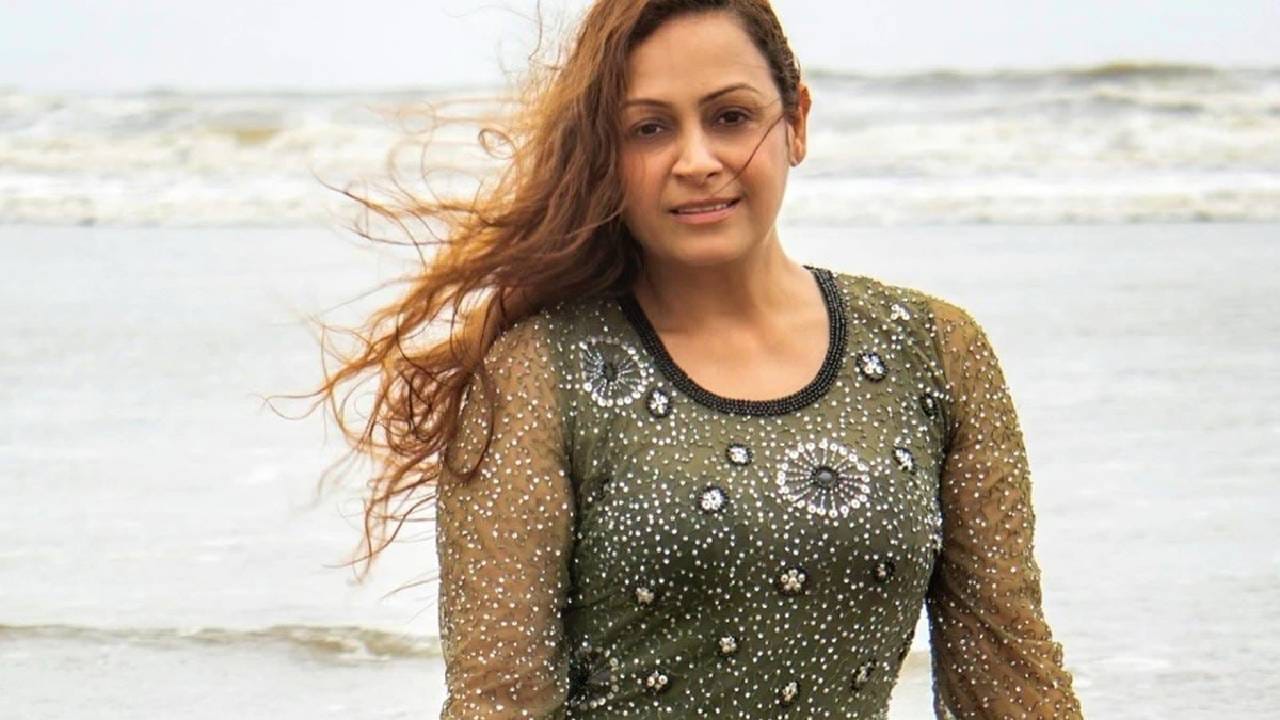 टीव्हीवरील लोकप्रिय अभिनेत्री अशिता धवनला ‘बिदाई’ या मालिकेतून विशेष लोकप्रियता मिळवली. गेल्या 22 वर्षांपासून ती मनोरंजनसृष्टीत सक्रिय आहे. एकेकाळी बॅक टू बॅक मालिकांमध्ये दिसणारी अशिता सध्या मात्र जवळपास वर्षभरापासून घरी आहे आणि तिच्याकडे कोणतेही काम नाही.